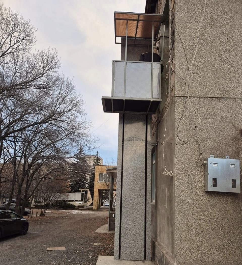 An electric vertical lifting platform has been installed at the Hrazdan Municipality.